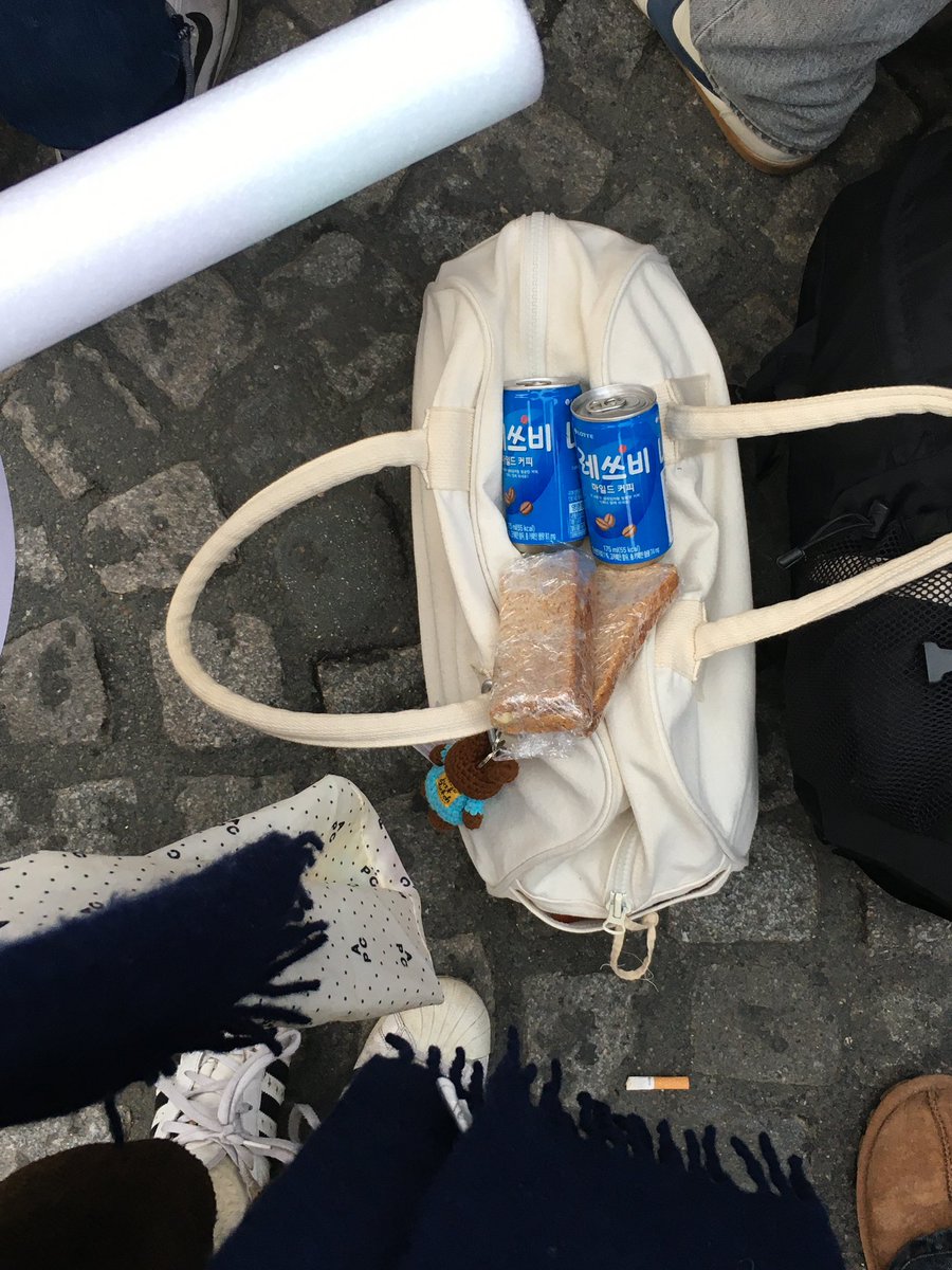 파리에서도 기쁜 날 함께 했습니다 .. 🕯️🕯️