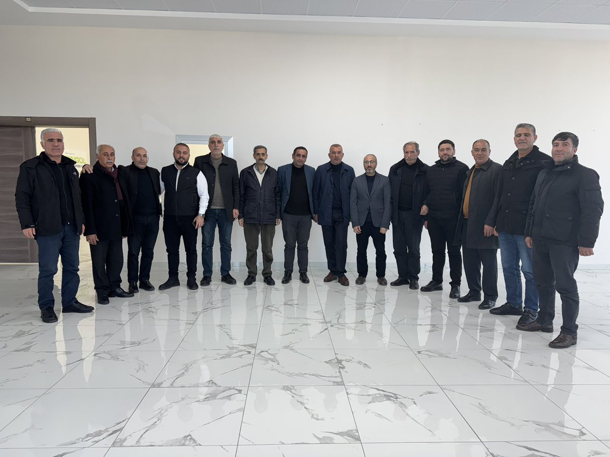 Bingöl Muhtarlar Derneği Başkanı Mehmed Erdoğan Muhtarlarımızdan oluşan bir heyet ile  Kent Konseyimize Hayırlı Olsun ziyaretlerinde bulundular.  

Ziyarette İlimizin geleceği için ortak akıl ve işbirliğinin önemi üzerine verimli bir görüşme yapıldı. Ziyarete  mahallelerimiz ve