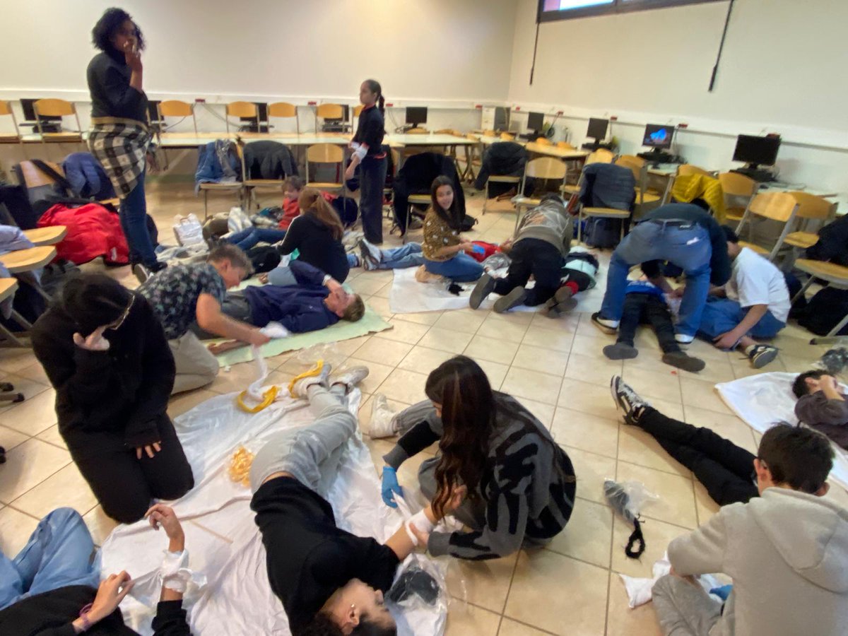 ClgChagallGasny's tweet photo. Les délégués des classes de 6e et 5e du @ClgChagallGasny sont sensibilisés aux gestes qui sauvent #GQS grâce à notre équipe de formateurs. #ParcoursCitoyen @MoncadaFra @Fmarchand_27 https://t.co/LNQzyvq7nl