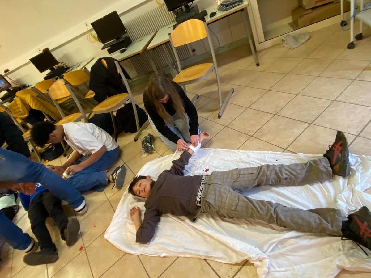 ClgChagallGasny's tweet photo. Les délégués des classes de 6e et 5e du @ClgChagallGasny sont sensibilisés aux gestes qui sauvent #GQS grâce à notre équipe de formateurs. #ParcoursCitoyen @MoncadaFra @Fmarchand_27 https://t.co/LNQzyvq7nl