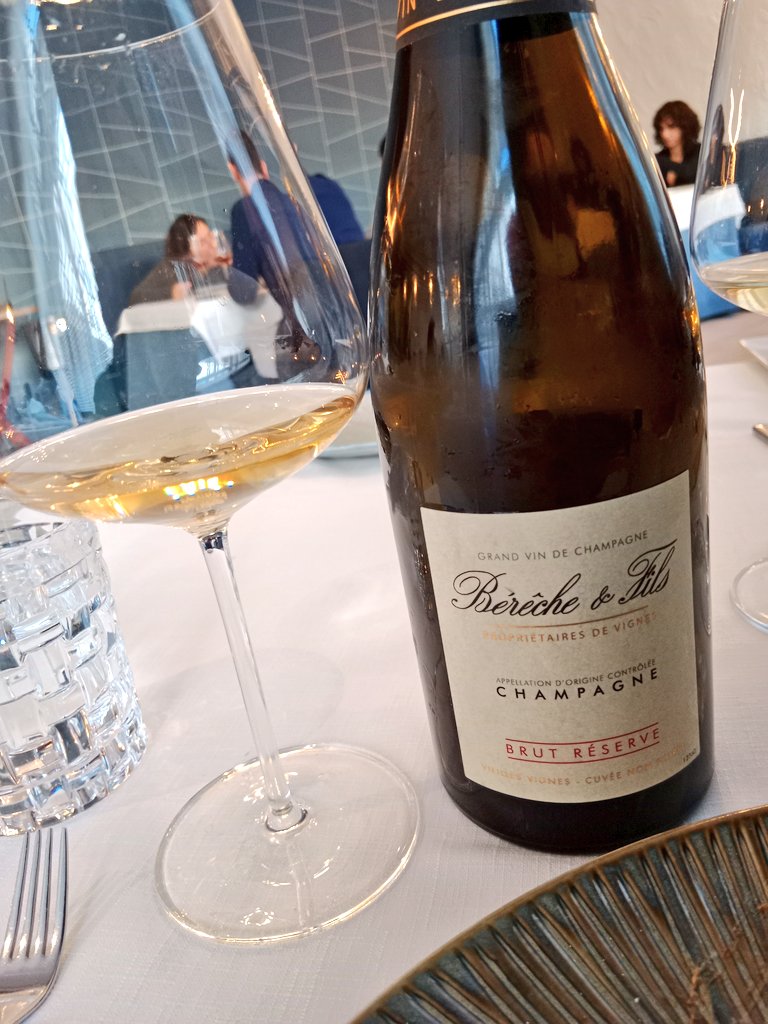 Uno de los restaurantes que repetimos todos los años es <a href="/TreZerestaurant/">TrezeRestaurante&Bar</a>. Hoy Burrata, molleja con curry, arroz de alistado, raya, canelones de pepitoria, paloma torcaz, postres. Carta de vinos muy completa y a buenos precios. Así da gusto pedir un Bereche! Gran sitio.