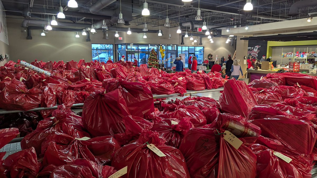LindsayDMorey's tweet photo. Today is the big delivery day for @Str_XmasBureau! About 130 driver volunteers helping to deliver the spirit of Christmas to 633 @StrathcoCounty families 🎁🎅🎄
#shpk #strathco https://t.co/FCq5bQexdQ