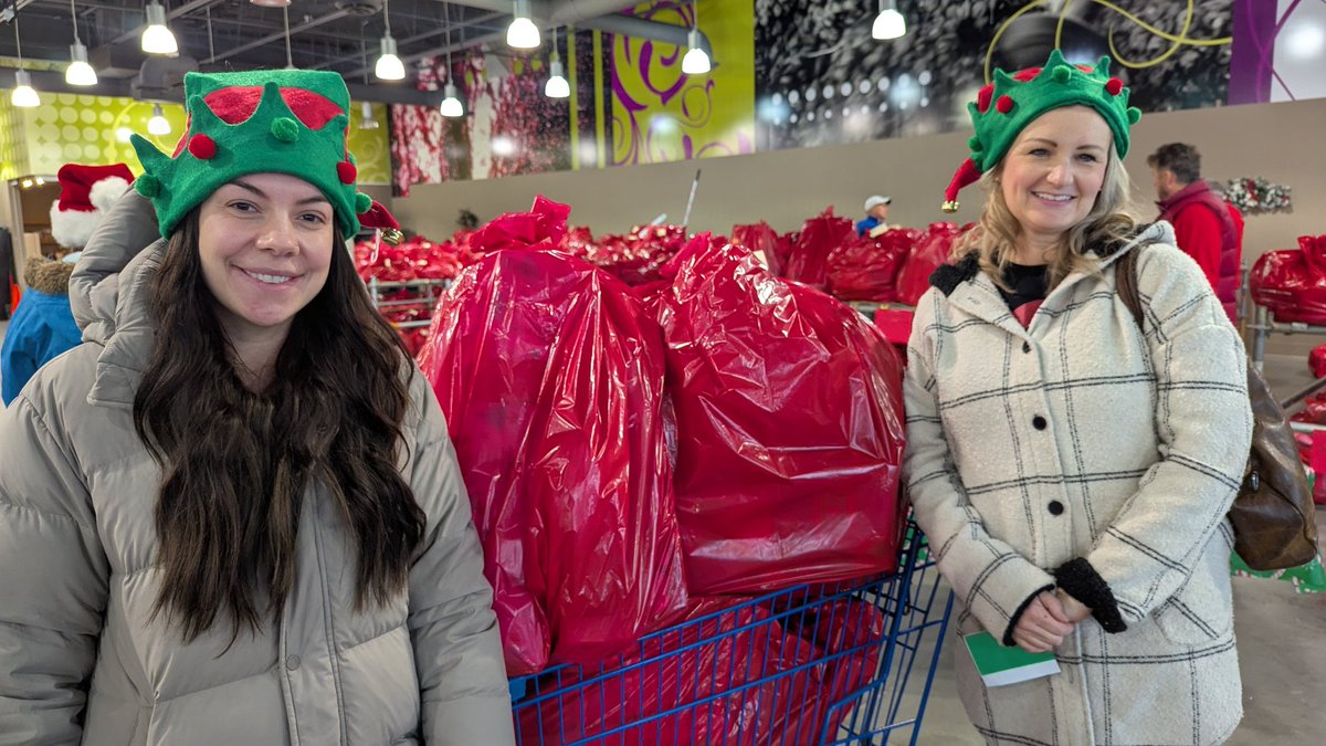 LindsayDMorey's tweet photo. Today is the big delivery day for @Str_XmasBureau! About 130 driver volunteers helping to deliver the spirit of Christmas to 633 @StrathcoCounty families 🎁🎅🎄
#shpk #strathco https://t.co/FCq5bQexdQ