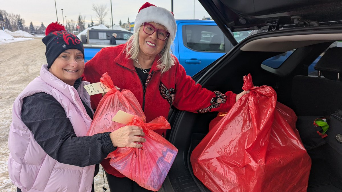 LindsayDMorey's tweet photo. Today is the big delivery day for @Str_XmasBureau! About 130 driver volunteers helping to deliver the spirit of Christmas to 633 @StrathcoCounty families 🎁🎅🎄
#shpk #strathco https://t.co/FCq5bQexdQ