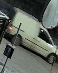 SweShaggy's tweet photo. Torsdag morgon 07.25 kör en vit Caddy in på grannföretagets tomt mitt framför ögonen på en grävare och lastbil som håller på med avlopp i vägen och stjäl en vedklyv för en nätt summa över 100K.  
Dom är rätt kyliga. Har vi tur så får ägaren fram regnummer  från en annan kamera. Bilen anländer från Alftahållet och åker in mot Bollnäs.