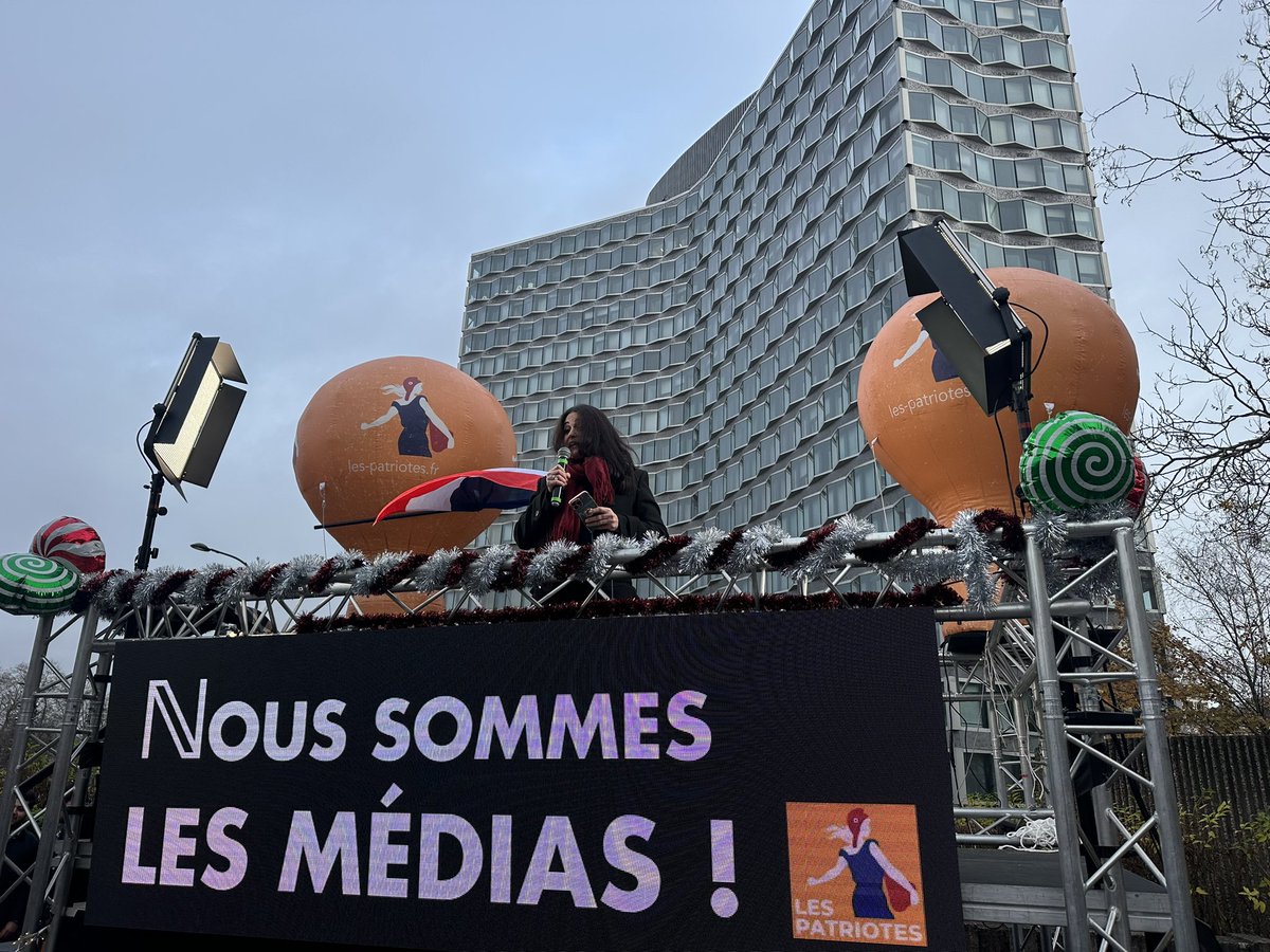 f_philippot's tweet photo. Au pied de l’#ARCOM ce jour à l’appel des Patriotes 
pour dénoncer la censure, la fermeture de chaînes de TV en France jugées dérangeantes et trop « libres », 
pour dénoncer la censure des réseaux sociaux, la gestion bureaucratique des temps de parole au détriment du pluralisme, 
pour se battre pour la liberté d’expression, la pluralité des opinions, le débat et l’information libres !

C’est du débat libre que naît l’intelligence !
C’est du pluralisme des opinions que naît l’esprit critique !

Nous sommes les médias !
Dissolution de l’ARCOM, stop aux mesures européennes et macronistes de censure !

Liberté liberté chérie ! 🇫🇷
 
Merci aux nombreux intervenants : @DavidGuyon3 @rougeyronpierre @myriampalomba @radouan_kourak @Erichermoz @DBP_LPatriotes @AnneCoustou @LesPatriotes92