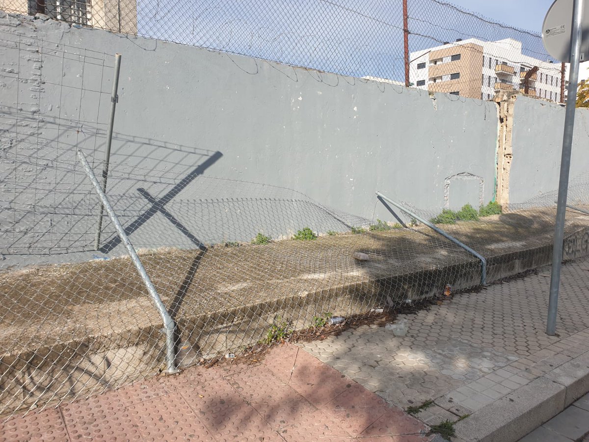 Anoche, un grupo de 6 niñatos vandalizaron esta valla durante más de una hora, se llamó a <a href="/PoliciaSevilla/">Policía Local de Sevilla</a> y 112 desde que empezaron y como se puede apreciar, nadie vino. La inacción de la Policía le cuesta dinero al contribuyente, además, es lugar de botellonas, coches discoteca