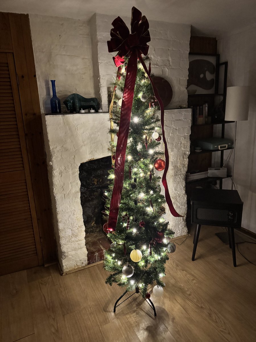 HollybushStudio's tweet photo. Hollybush Studio awaits you for Christmas #hollybushstudio #christmastree #christmaswreath #jamesbond https://t.co/fGxLoGAX7e