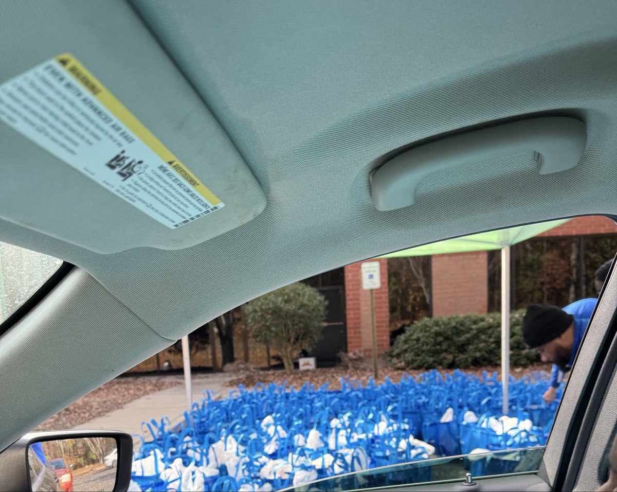 TheOTAPShow's tweet image. Kaiser Southwood in Jonesboro Georgia is giving away free food. Bags of fruits and vegetables while supplies last. It is at the Kaiser Annex. 2450 Mount Zion Pkwy, Jonesboro GA 30236. Here is a pic I just took. They just started 15 min ago.