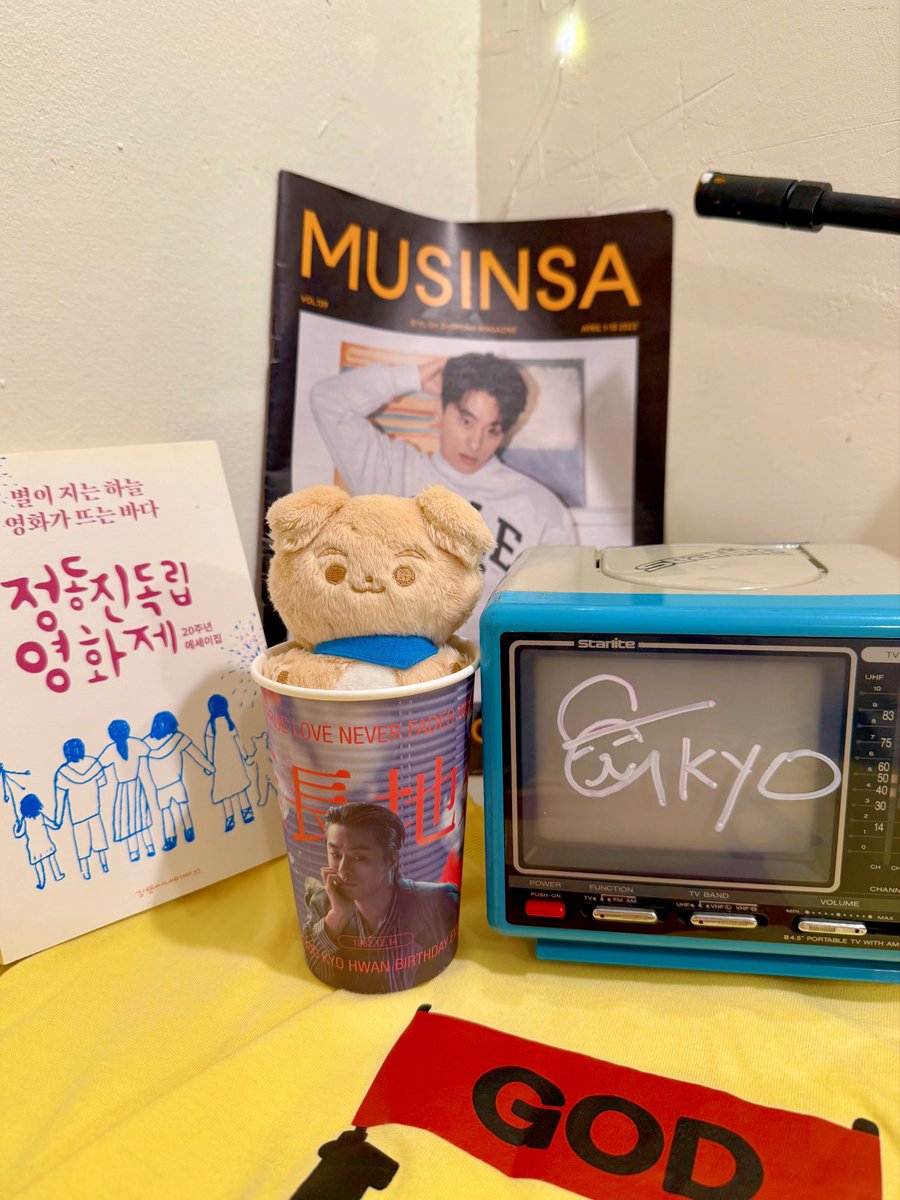 메인 패브릭포스터는 정말 큰 감동❣️
메기의 손하트 사진과
조명의 조합도 아름다웠고,
장총과 잭다니엘까지 곳곳에 
신경을 쓰신 게 너무 느껴졌던 곳🫶🏻✨
안도의 마음으로 편안히 잘 쉬고 갑니다:^)

#구교환과_영수증의_天長地久
#교환의_영화는_계속되니까_컷
#구교환 #KOOKYOHWAN