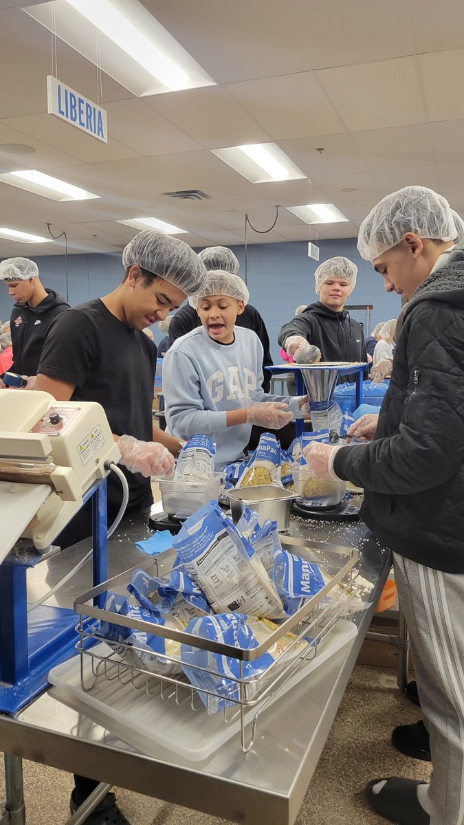 Made our annual trip to Feed My Starving Children this morning!  Thanks to all the players, coaches, and Boosters for taking the time to make a positive difference today!

#PTN #Target