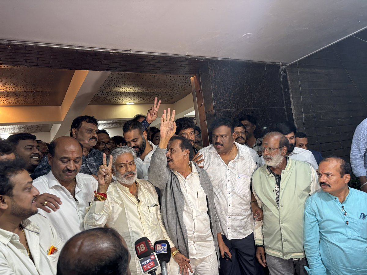 chitraloka's tweet photo. Congratulations to Sa Ra Govindu headed syndicate team Narasimhalu won as president and DK Ramakrishna, Saffire Venkatesh, Mn Kumar, Rangappa, Shilpa Srinivas, KO Rangappa, won the KFCC election. LC Kushal won as exhibitor sectary
#chitraloka #kmveeresh #kfccelection https://t.co/PeH4FT6jJR