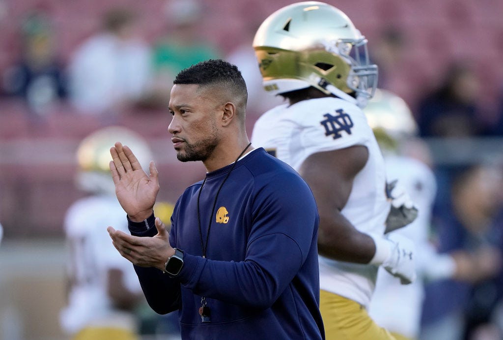 CFPplayoffs25's tweet photo. #7 Notre Dame Fighting Irish season review
went 11-1 as an FBS independent (no conference)
Head coach: Marcus Freeman in his 4th season holds a 30-9 overall record
Best wins 
-23-13@Texas A&amp;M
-49-35@USC
Loss
-16-14 vs Northern Illinois 
Held opponents to 13.6 PPG, 3rd best in CFB https://t.co/PHm5Xkfqo6