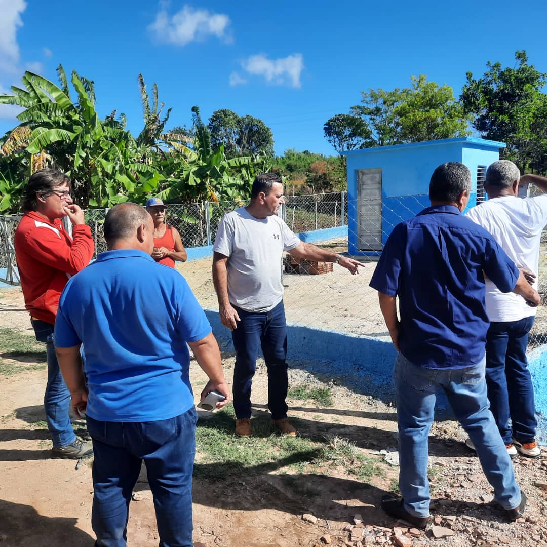 FrankOsbel's tweet photo. Como parte del sistema de trabajo que nos permite vincularnos a la población realizamos hoy recorrido por centros de interés económico del municipio de Trinidad,   evaluamos entre otros temas el abasto de agua a la población y la reparación de viales.  
#SanctiSpíritusEnMarcha https://t.co/37HZiSDARC