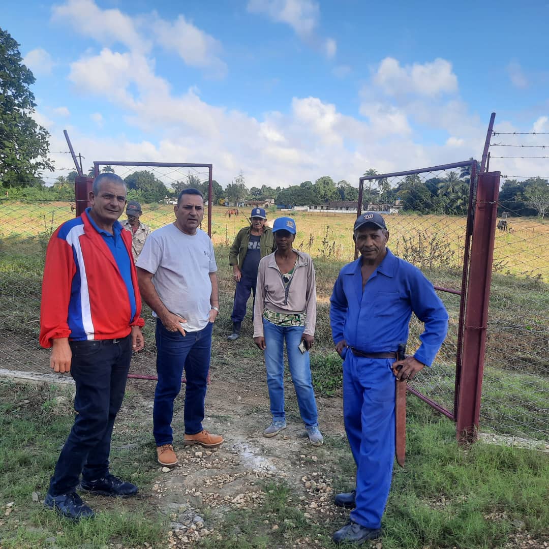 FrankOsbel's tweet photo. Como parte del sistema de trabajo que nos permite vincularnos a la población realizamos hoy recorrido por centros de interés económico del municipio de Trinidad,   evaluamos entre otros temas el abasto de agua a la población y la reparación de viales.  
#SanctiSpíritusEnMarcha https://t.co/37HZiSDARC