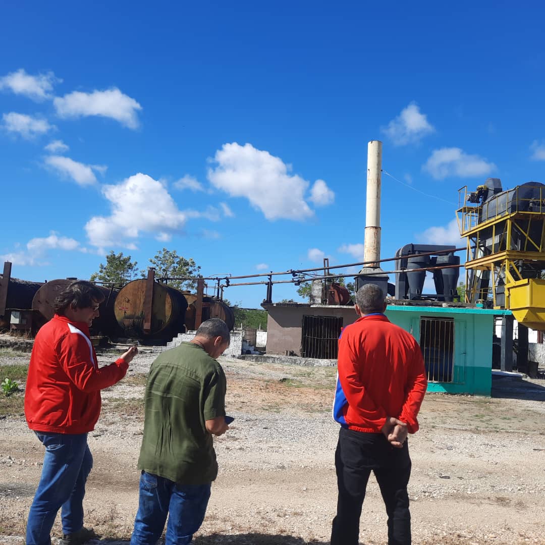 FrankOsbel's tweet photo. Como parte del sistema de trabajo que nos permite vincularnos a la población realizamos hoy recorrido por centros de interés económico del municipio de Trinidad,   evaluamos entre otros temas el abasto de agua a la población y la reparación de viales.  
#SanctiSpíritusEnMarcha https://t.co/37HZiSDARC