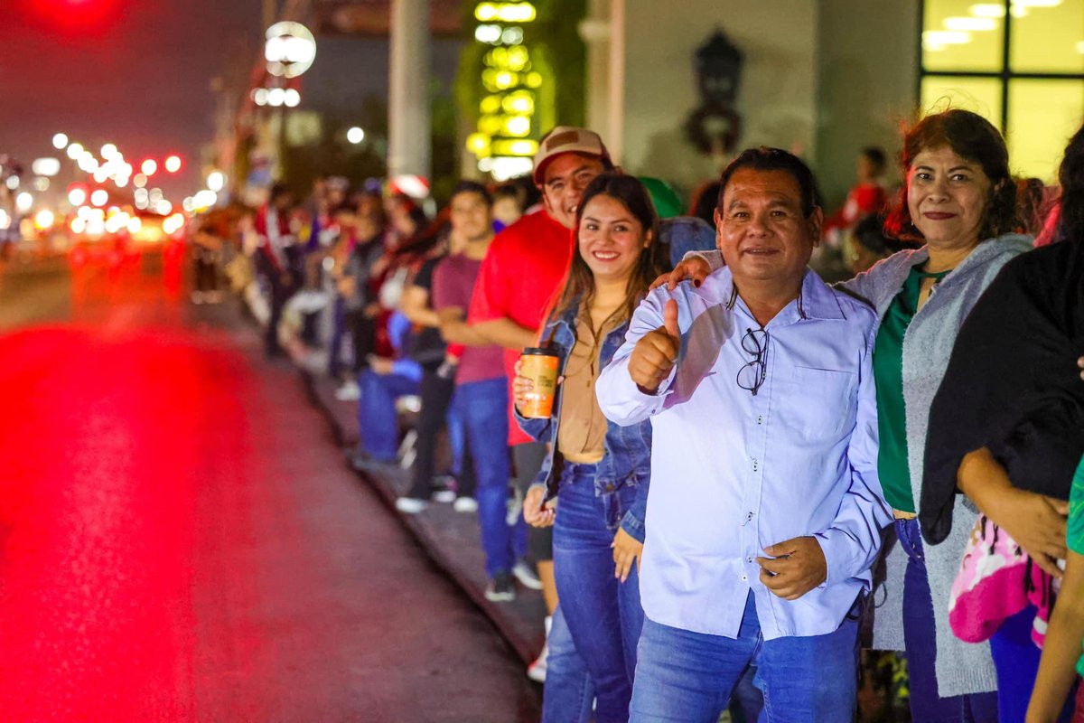 ReynosaGobierno's tweet photo. El alcalde @carlospenaortiz, acompañado del Presidente del @DIF_Reynosatm Carlos Peña Garza y la Diputada Federal, Claudia Hernández, encabezó el Desfile Navideño 2024, que reunió a +76,000 asistentes en un recorrido de 17 km. lleno de espíritu festivo. 🚘🎄#ReynosaImparable https://t.co/0Dvy3ZV7Ep