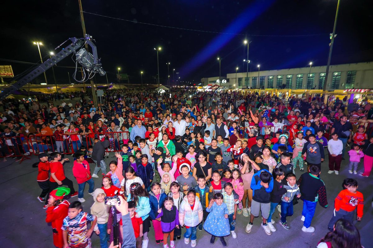 ReynosaGobierno's tweet photo. El alcalde @carlospenaortiz, acompañado del Presidente del @DIF_Reynosatm Carlos Peña Garza y la Diputada Federal, Claudia Hernández, encabezó el Desfile Navideño 2024, que reunió a +76,000 asistentes en un recorrido de 17 km. lleno de espíritu festivo. 🚘🎄#ReynosaImparable https://t.co/0Dvy3ZV7Ep