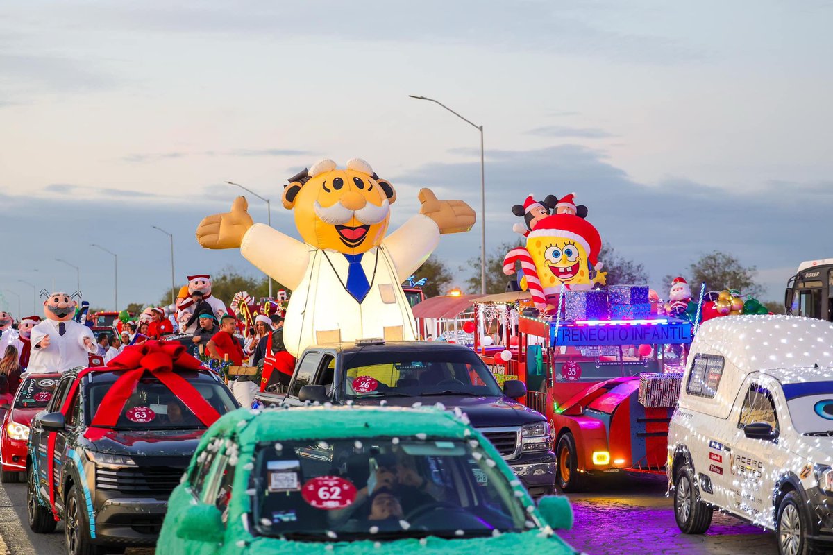 ReynosaGobierno's tweet photo. El alcalde @carlospenaortiz, acompañado del Presidente del @DIF_Reynosatm Carlos Peña Garza y la Diputada Federal, Claudia Hernández, encabezó el Desfile Navideño 2024, que reunió a +76,000 asistentes en un recorrido de 17 km. lleno de espíritu festivo. 🚘🎄#ReynosaImparable https://t.co/0Dvy3ZV7Ep