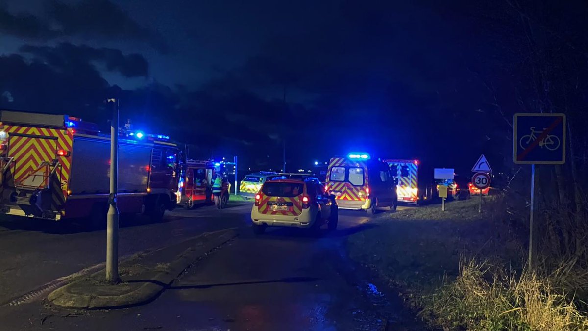 InfosFrancaises's tweet photo. ALERTE - Fusillades aux alentours de #Dunkerque, dans le Nord. Cinq personnes ont été abattues par balles. Un chef d’entreprise a été tué à Wormhout, deux agents de sécurité du port de Dunkerque et deux migrants sont morts à Loon-Plage. Le tireur s'est rendu à la gendarmerie. Plusieurs armes ont été retrouvées dans sa voiture (TF1 / La Voix du Nord).