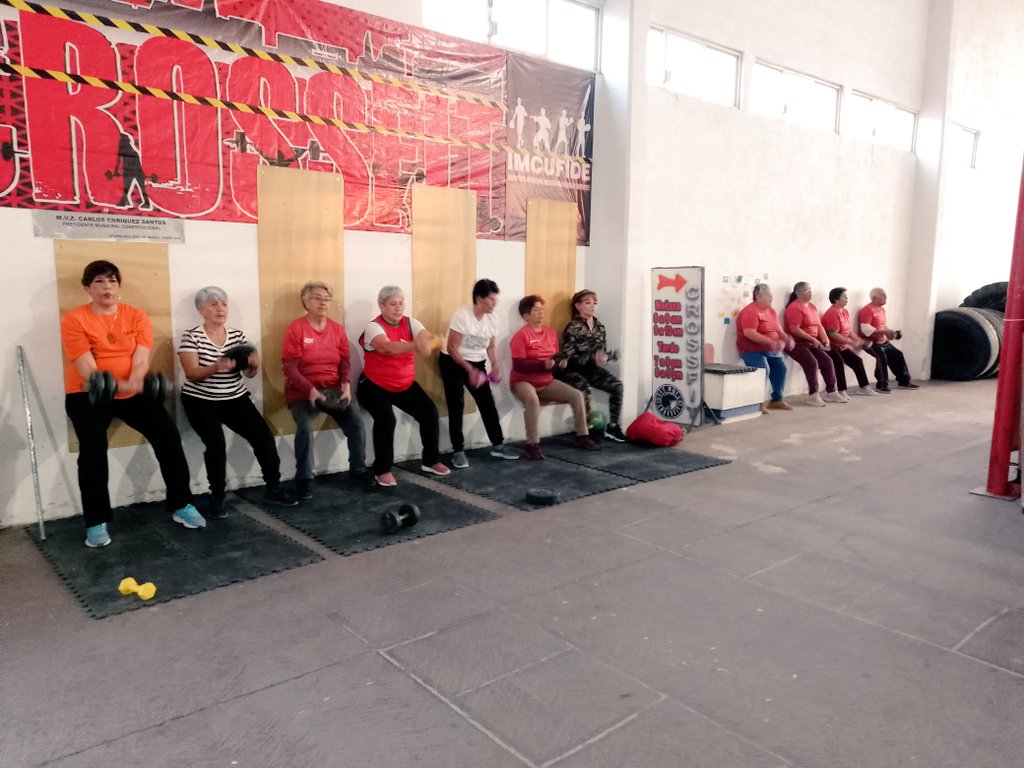 RiversNikyta's tweet photo. La Profesora Melina Rivera, "Voluntaria de la promoción de la activación física y el deporte" Enciende el #SemáforoDeportivo 🚦de la @FAHHdeporte en el Deportivo "LOS HÉROES" con una actividad física con adultos mayores de la zona de Ixtapaluca Estado de México. https://t.co/WGvqXsYJir