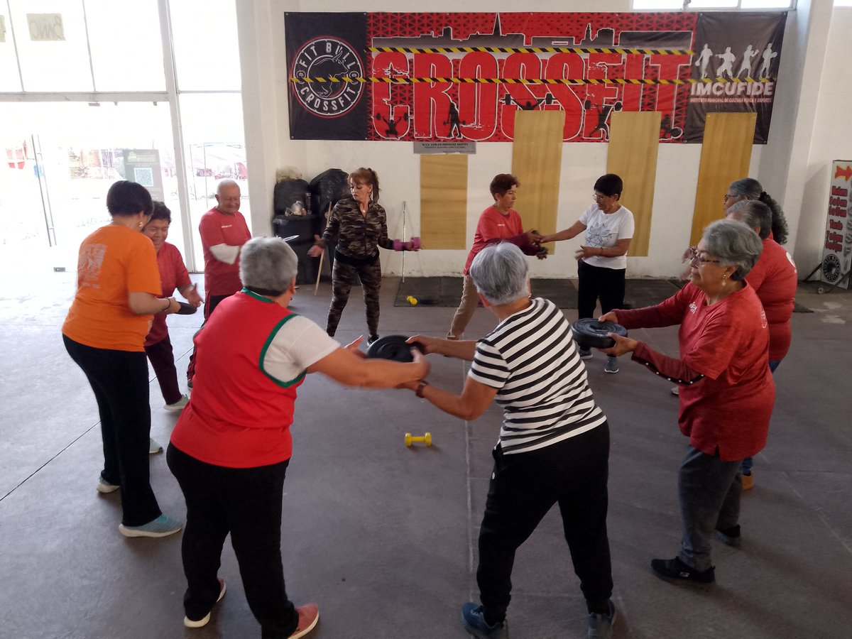 RiversNikyta's tweet photo. La Profesora Melina Rivera, "Voluntaria de la promoción de la activación física y el deporte" Enciende el #SemáforoDeportivo 🚦de la @FAHHdeporte en el Deportivo "LOS HÉROES" con una actividad física con adultos mayores de la zona de Ixtapaluca Estado de México. https://t.co/WGvqXsYJir
