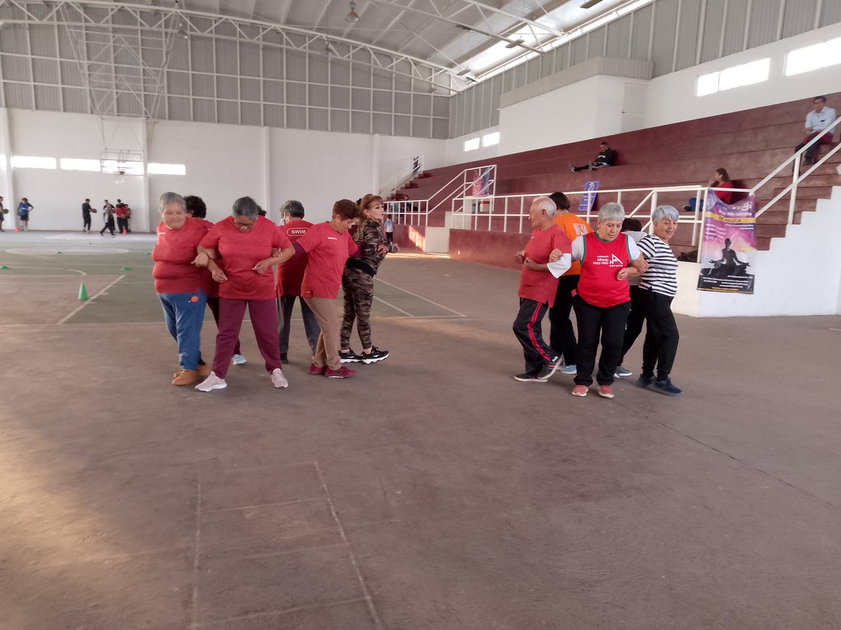RiversNikyta's tweet photo. La Profesora Melina Rivera, "Voluntaria de la promoción de la activación física y el deporte" Enciende el #SemáforoDeportivo 🚦de la @FAHHdeporte en el Deportivo "LOS HÉROES" con una actividad física con adultos mayores de la zona de Ixtapaluca Estado de México. https://t.co/WGvqXsYJir