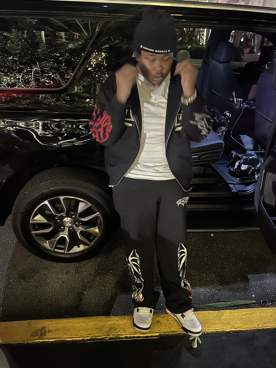 GuwopRain's tweet photo. Ain’t been havin time been focused on my grind im getting richer https://t.co/O0HunuX5yc