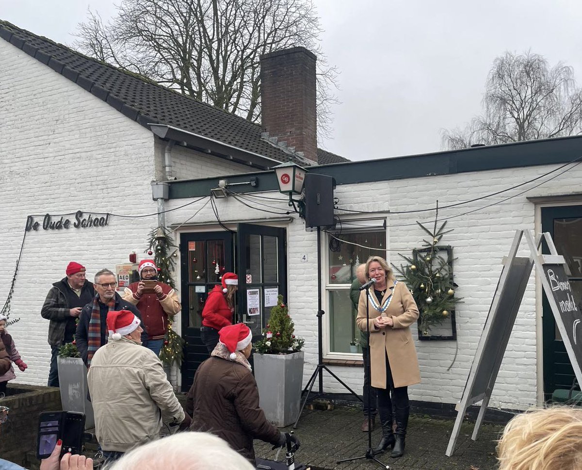 BurgmOverbetuwe's tweet photo. Vanmiddag heb ik de 25ste Kerstmarkt Hemmen mogen openen🔔bij de Oude School in #Hemmen. Het enige dat ontbrak was sneeuw❄️❄️ Een programma met o.a. muziek, een levende kerststal, verlichtingsroute, sfeervolle kerstkramen en dat allemaal op een zeer bijzondere locatie #nostalgie https://t.co/N1puYwEiba
