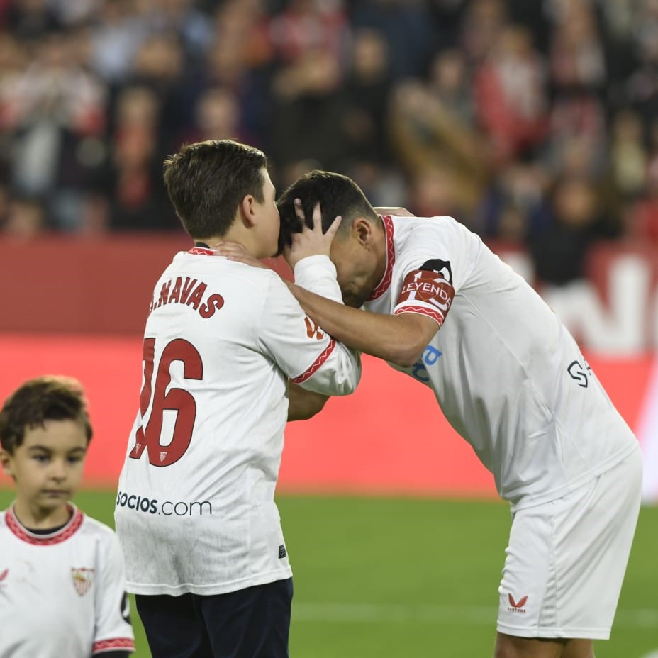Qué imagen. Y qué momento.

El beso del hijo mayor de Jesús Navas a su padre que lo dice absolutamente todo.

🥺 Imposible no emocionarse...