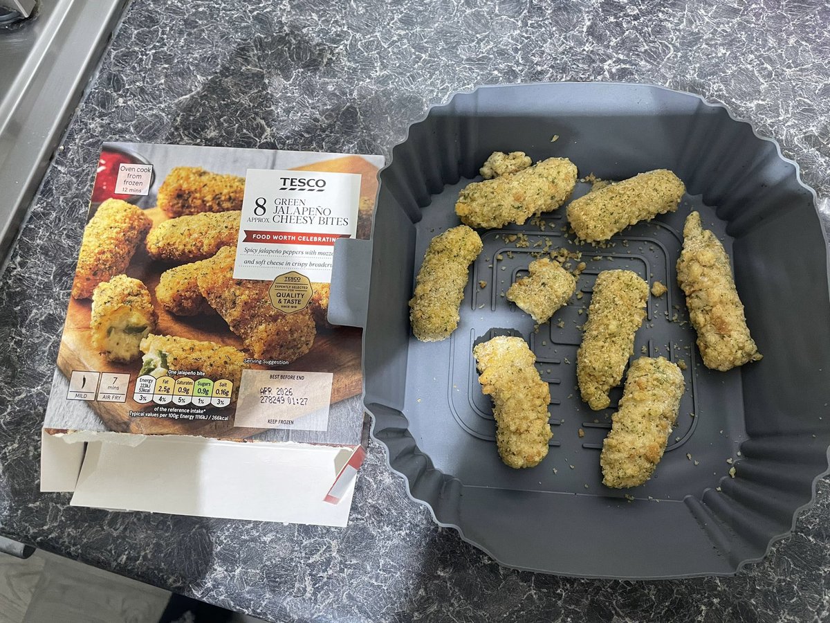 SamWint21585912's tweet photo. @Tesco I count 7.5 green jalapeño cheesy bites and a “bit”. I’m going to really struggle to share these evenly between 2 of us 😞 https://t.co/EZCO1OsDDJ