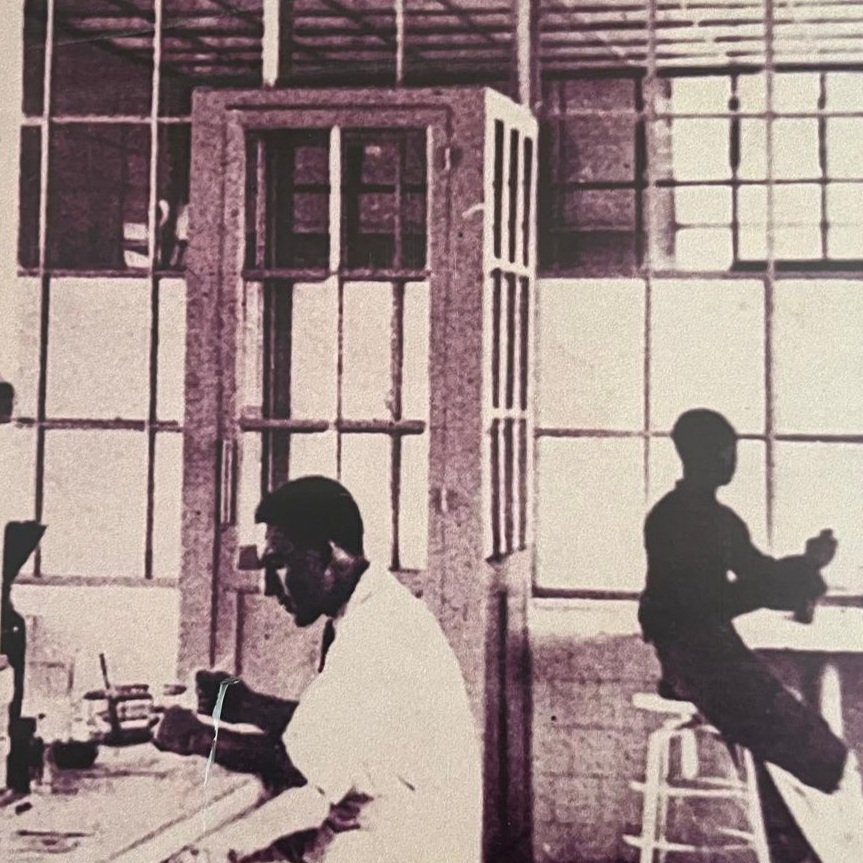 FranceoSenegal's tweet photo. #IPD100 | 🇫🇷🤝🇸🇳 L'InstitutPasteur du Sénégal @PasteurDakar est le premier à isoler la souche du virus de la fièvre jaune. 10 ans plus tard, il met au point le vaccin ! https://t.co/b1S9qucBy7