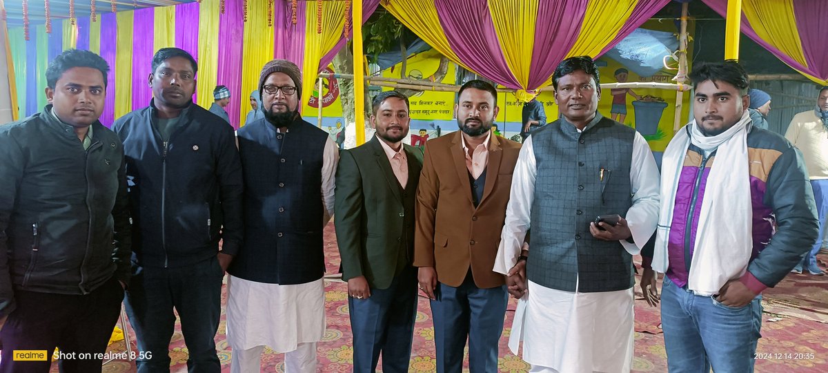 MehdiHa67774942's tweet photo. रिपोर्टर: इरफान रिजवी के भाई के वलीमा में शामिल हुए! 

@AIMIM4Bihar1   प्रदेश सचिव मो. @MdMoqeemaimim  और साथ में AIMIM सोशल मीडिया प्रभारी 
#MehdiHasanAimim  और AIMIM कार्यकर्ता मो सेराज/ मो समीम/मो मुनव्वर 

#AIMIM #Bihar #olima #shaadimubarak @aimimpartybihar #India https://t.co/XFhncdPl9j