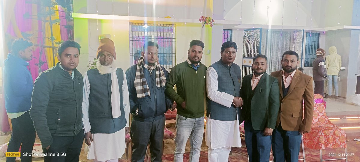 MehdiHa67774942's tweet photo. रिपोर्टर: इरफान रिजवी के भाई के वलीमा में शामिल हुए! 

@AIMIM4Bihar1   प्रदेश सचिव मो. @MdMoqeemaimim  और साथ में AIMIM सोशल मीडिया प्रभारी 
#MehdiHasanAimim  और AIMIM कार्यकर्ता मो सेराज/ मो समीम/मो मुनव्वर 

#AIMIM #Bihar #olima #shaadimubarak @aimimpartybihar #India https://t.co/XFhncdPl9j