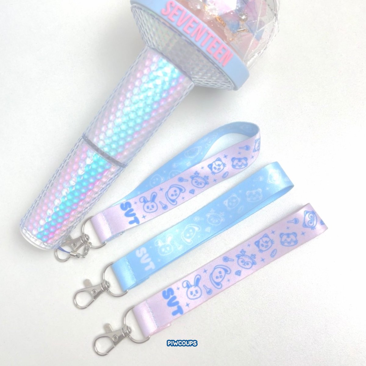 piwcoups's tweet photo. RT &amp; likes are really appreciated🩷🩵

🛒PRE - ORDER CARATEEN by @piwcoups 

SEVENTEEN Photocard Holder two sided, Phone Strap, Shoulder Strap Lightstick, Griptok, Keychain, Sticker Glitter, Foldable Bag

🖇 form : https://t.co/4R21nWQxUI
📅 15 - 28 Dec ‘24 https://t.co/INxxfHlsxy