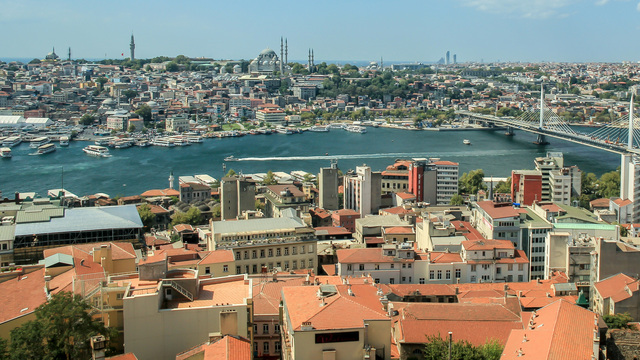 İstanbul'da Yaşam Maliyetlerindeki Yükseliş Sürüyor. İstanbul Planlama Ajansı'nın Kasım 2024 bulgularına göre
Ekim ayına kıyasla: Kasım'da 4 kişilik bir ailenin yaşam maliyeti yüzde 2.68 artarak 75.717 TL'ye ulaştı.
İstanbul’da yaşam maliyeti, geçtiğimiz aya göre 1.978 lira arttı