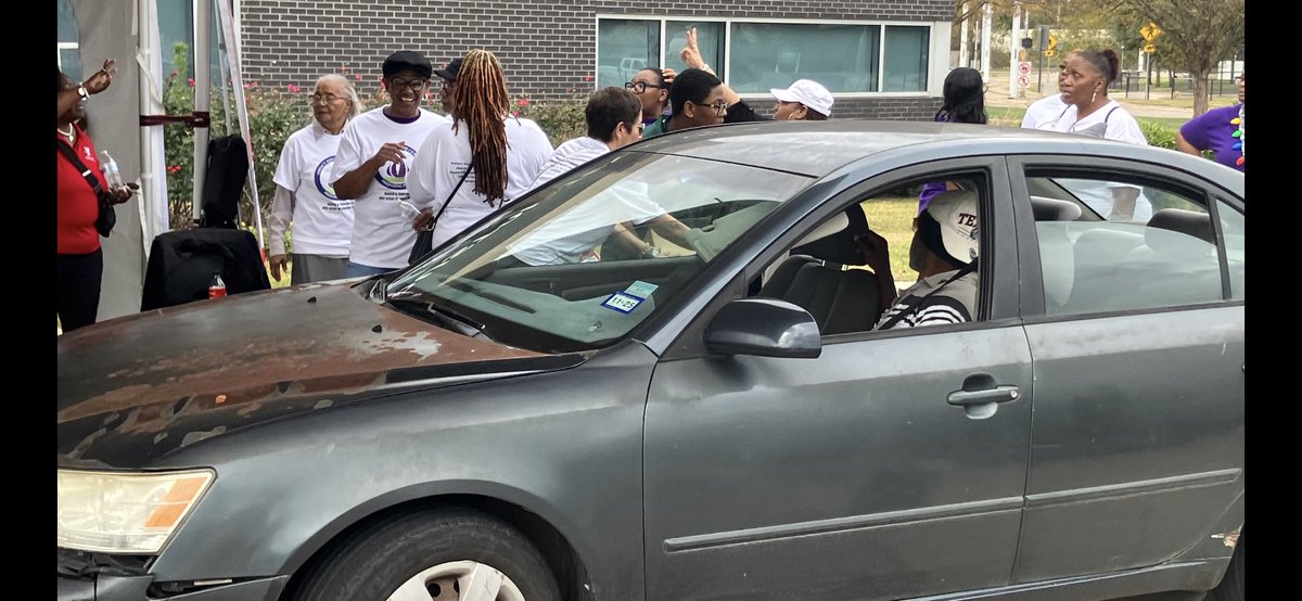 HPDOCAAALIAISON's tweet photo. Thanks to Councilmember Shabazz, Texans YMCA and local Divine 9 Sororities and Fraternities for supporting the District D Holiday Food Drive. @DetCarr1 @ABHudsonHPD @AapolH @houstonpolice https://t.co/1PIZB6YNPY