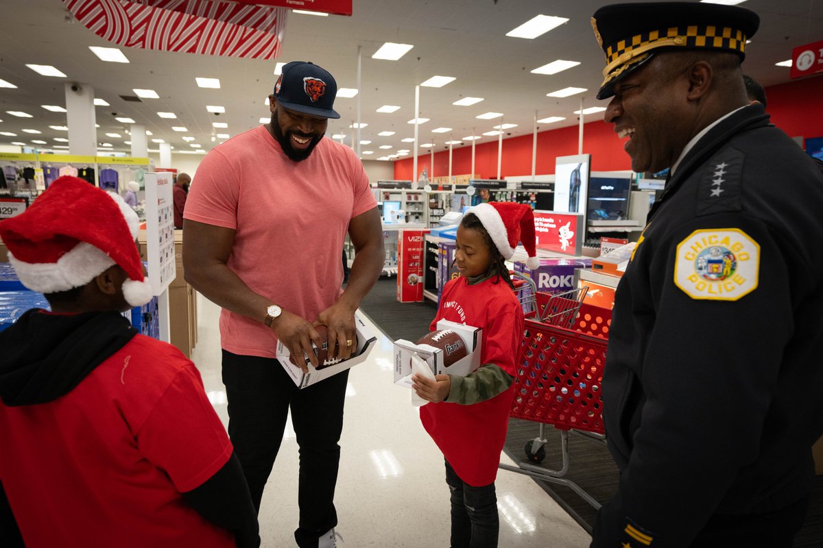 Chicago_Police's tweet photo. The Chicago Police Department partnered with former Chicago Bear Israel Idonije and his charity @myimpactfund at the annual 'Shop With A Cop' event. Kids from around Chicago were invited to participate and shop for toys and clothing alongside CPD members at @Target.