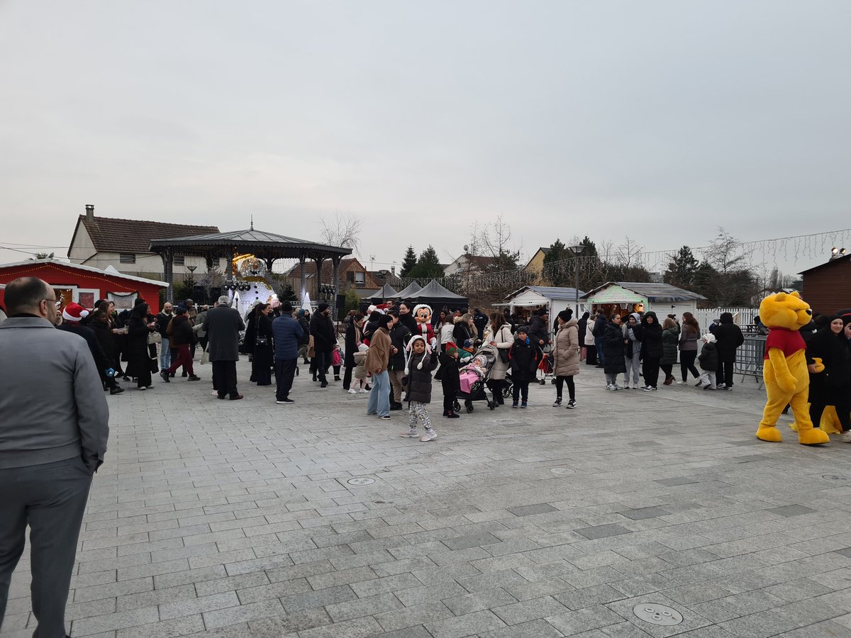 Encore une belle réussite populaire pour l'ouverture du Village de Noël de <a href="/goussainville95/">Ville Goussainville</a> 

3 semaines de spectacles, d'animations et d'activités avec une piste de luge et une patinoire géante, le tout entièrement gratuit 

Des habitants petits et grands ravis!