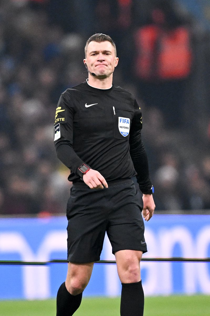 _BeFootball's tweet image. 🚨🚨 WILLY DELAJOD SIFFLE PAR TOUT LE PUBLIC ET ESCORTE PAR LA SÉCURITÉ POUR QUITTER LA PELOUSE ‼️‼️

Il a également refusé de s'expliquer avec Roberto De Zerbi, furieux contre plusieurs décisions arbitrales litigieuses.