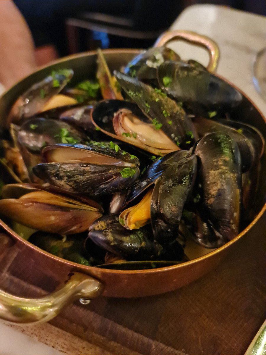 FoodLovesLondon's tweet photo. Yummy #moules @randallandaubin
So, so good!
Thanks for making space for me @patrickmac100 &amp; @adamdnewsome today
💕
#seafoodrestaurant #sohorestaurant #sohoseafood #randallandaubin #deliciousfood https://t.co/NUdCb4xC2O