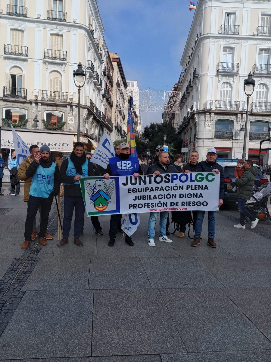 AEGCnacional's tweet photo. Hoy la Puerta de Sol de Madrid ha vuelto a escucharnos junto a los compañeros de @JuntosGc62382 

✔️EQUIPARACIÓN PLENA
✔️JUBILACIÓN DIGNA
✔️PROFESIÓN DE RIESGO

No vamos a parar
#JUNTOSSUMAMOS

⚔️🇦 🇪 🇬 🇨 🇪🇸 https://t.co/vCMAjIF0LA
