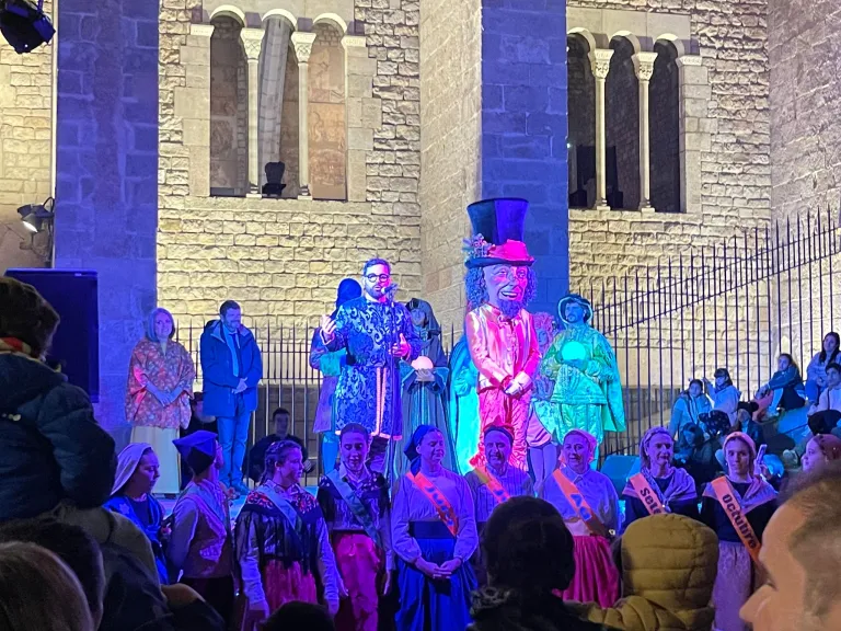L’Esperit del Nadal (literalment) ja arriba a Barcelona, d’això ens parla <a href="/AlbertSalme/">Albert Salmerón</a>  kwel d’avui. Bones festes!

cortum.org/2024/12/15/tra…
