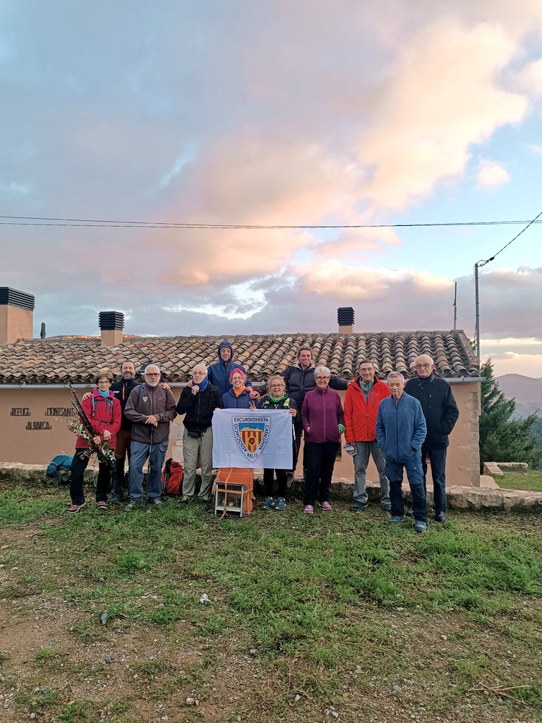 AEC_Reus's tweet image. Repte aconseguit!!! 35km de Reus a Albarca.
Demà pujarem amb la resta de la colla i per 62ª vegada, el Pessebre de l'@AEC_Reus d'Albarca fins al cim del Montsant. La Roca Corbatera, 1.163m. 
100 CIMS ESSENCIAL @FEEC_cat #AECReus #Pessebre #excursio #ViscaCatalunya
