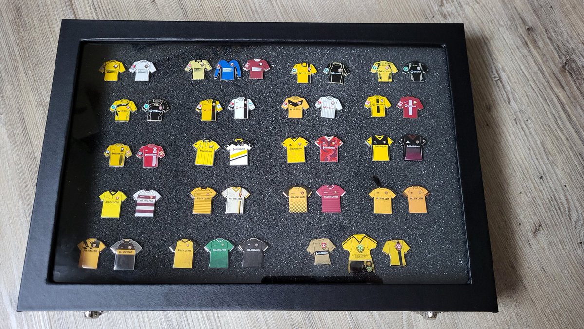 Endlich mal die Sammlung ordentlich in die Vitrine verpackt. 
Die letzten 19 Jahre Trikot Pins #sgd1953