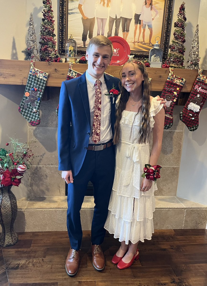bchambers1's tweet photo. Senior Ball tonight for my youngest daughter. #HighSchoolDances #MountainCrest #CacheValley https://t.co/7EMgaaZoXM