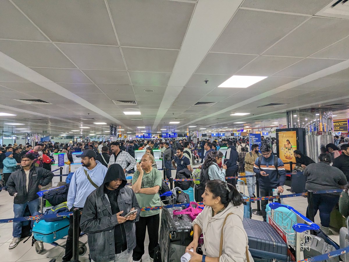 HarshitSeth_'s tweet photo. @IndiGo6E is doing manual checking as their Pan India servers have crashed. Flights to be delayed across India , says Indigo official at Delhi Airport.  @DelhiAirport @RamMNK @AAI_Official https://t.co/9k4NL5juSW