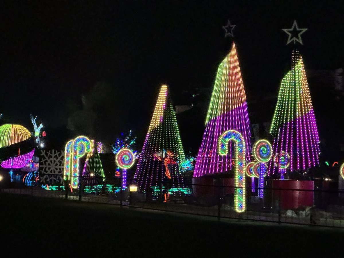 ConferenceEvent's tweet image. Fairmont Scottsdale Princess - an awesome place to take your group during the holidays.  Light displays and activities are amazing and a huge enhancement to your event.