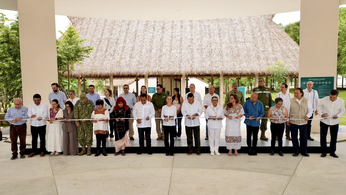 TabascoJavier's tweet photo. Con gran alegría acompañamos a la Presidenta @Claudiashein en la inauguración del Centro de Atención a Visitantes (CATVI) de la zona arqueológica de Palenque, donde también estuvimos en el inicio de los trabajos del Parque Ecoturístico La Ceiba. Ambas son obras complementarias del @TrenMayaMX. Ahora con la Presidenta y los gobernadores del sureste vamos a bordo del “Jaguar Rodante” rumbo a Chetumal, porque mañana es el primer aniversario del Tren Maya, que está cambiando para bien el destino del sureste mexicano.