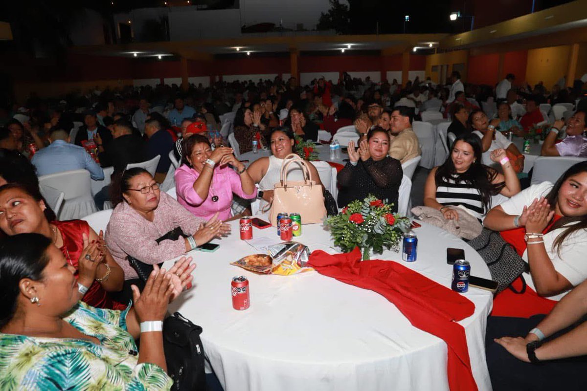 Anoche con Ate <a href="/soyateneadeisla/">Atenea Gómez Ricalde</a> en la 𝗣𝗼𝘀𝗮𝗱𝗮 𝗡𝗮𝘃𝗶𝗱𝗲𝗻̃𝗮🪅  del H. Ayuntamiento, celebrando un año más de esfuerzos y transformación para Isla Mujeres.

¡Gracias a todas y todos por su dedicación y compromiso con las familias isleñas, felices fiestas!

#4TENEA